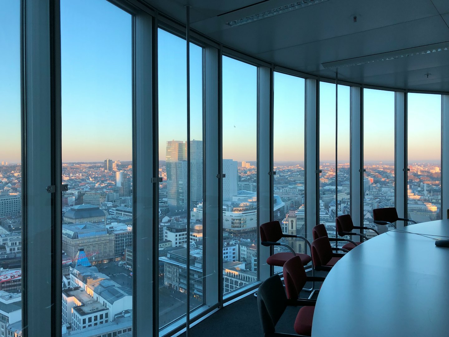 Leerer Konferenzraum mit Blick auf die Stadtsilhouette.