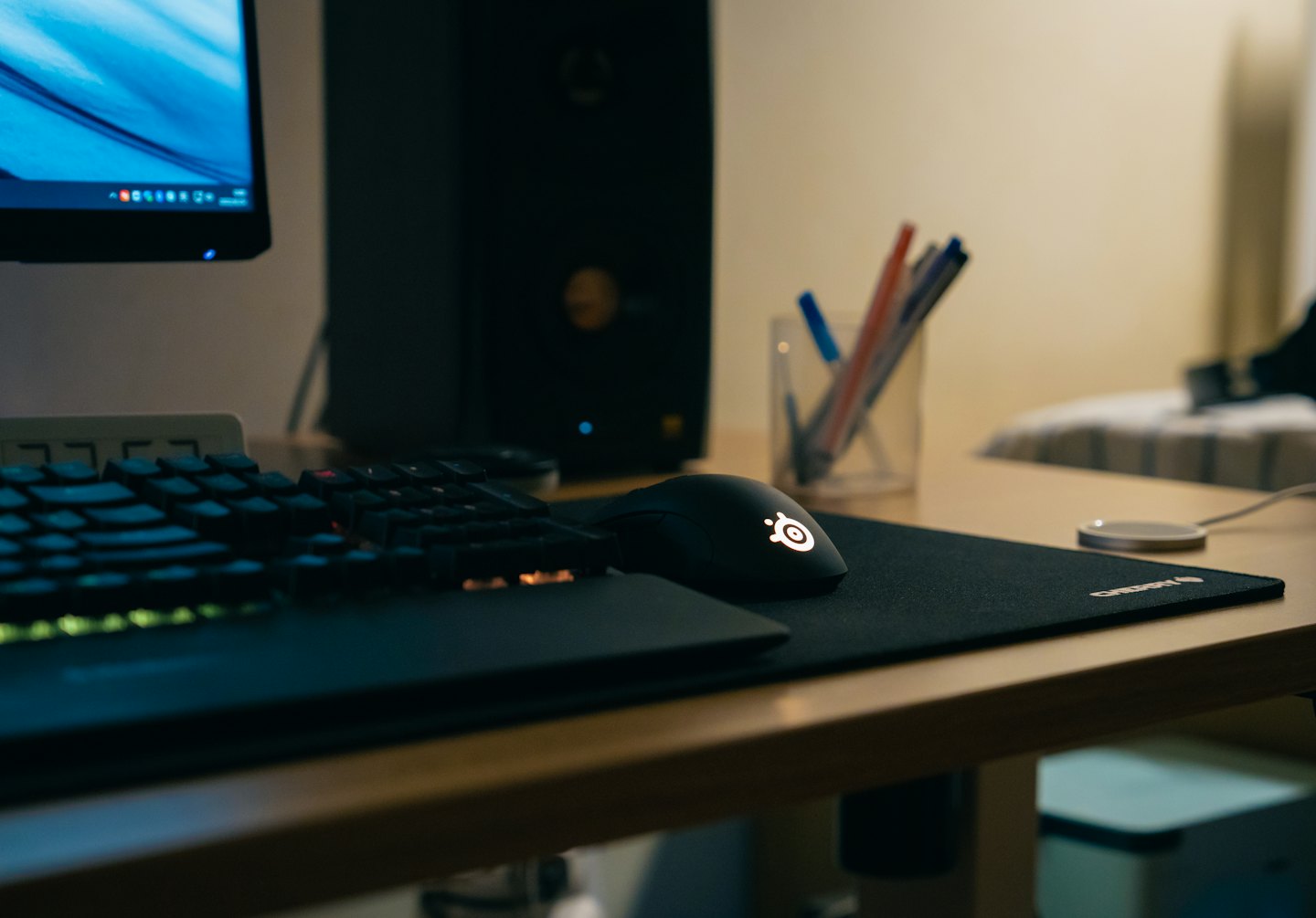Mechanische Tastatur und Gaming-Maus auf einem Holztisch.