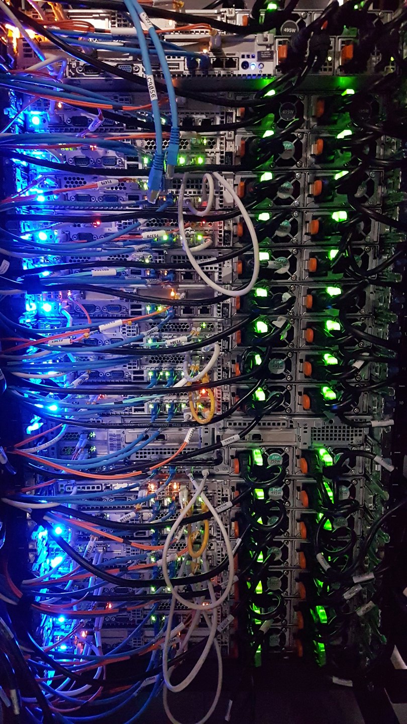 Server-Rack mit vielen bunten Kabeln und leuchtenden Lichtern.